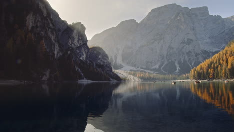 Lago-Braies-Se-Encuentra-En-Los-Dolomitas