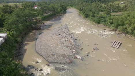 Menschen-Bauten-Und-Jagten-Flusssteine-Als-Baumaterial