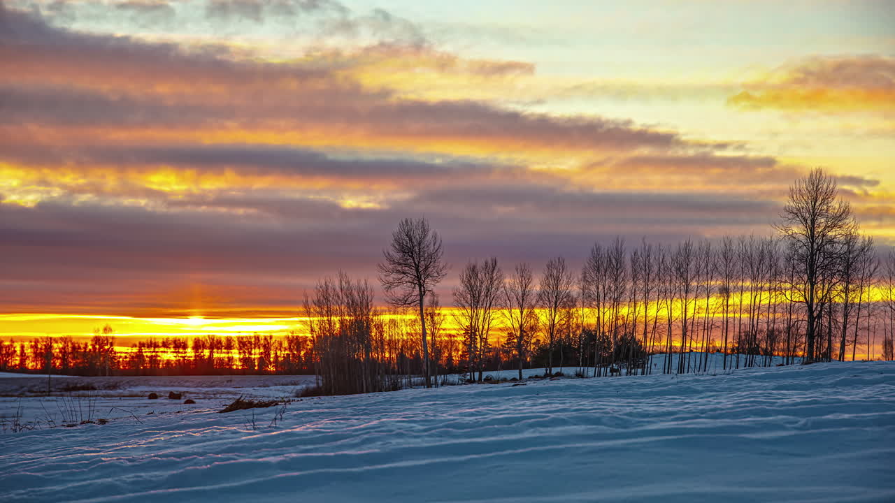 amanecer de lapso de tiempo en el campo cubierto de nieve