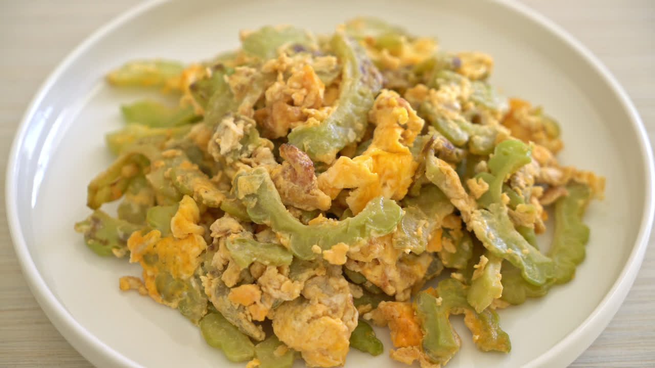 접시에 계란과 함께 튀긴 여주 볶음