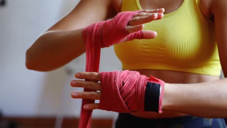Boxerin-Mit-Handbandage-Im-Fitnessstudio-4k