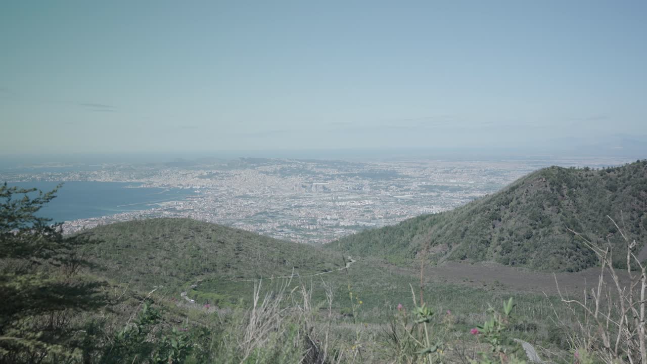 vista panorámica de las montañas y la ciudad costera en la distancia en italia