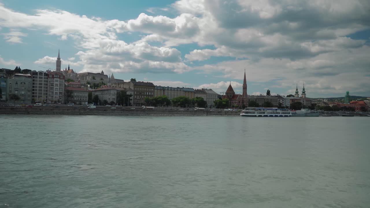 다뉴브를 통한 보트 타기, 여름 오후, 약간 흐린 날씨