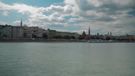 Bootsfahrt-Durch-Die-Donau,-Sommernachmittag,-Leicht-Bewölkt