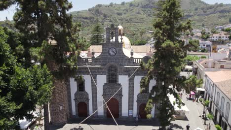 vista aérea de la basílica de nuestra señora del pino en la ciudad de teror, destacada arquitectura canaria