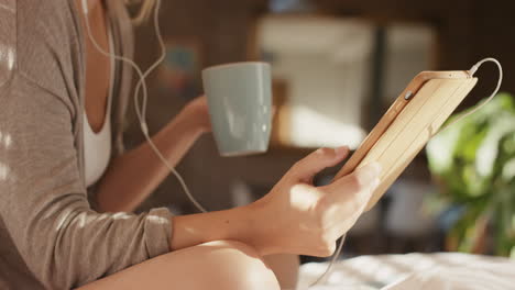 Schöne-Blonde-Frau-Zu-Hause-Mit-Digitaler-Tablet-Technologie