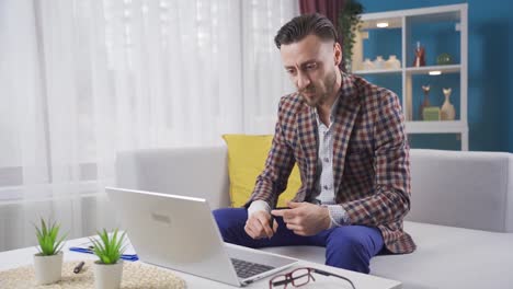 Hombre-De-Negocios-Haciendo-Videoconferencia-En-Casa.