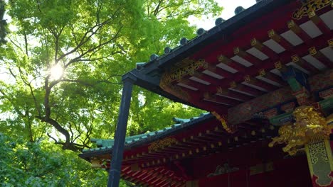 hermoso templo japonés de madera tradicional con llamaradas solares