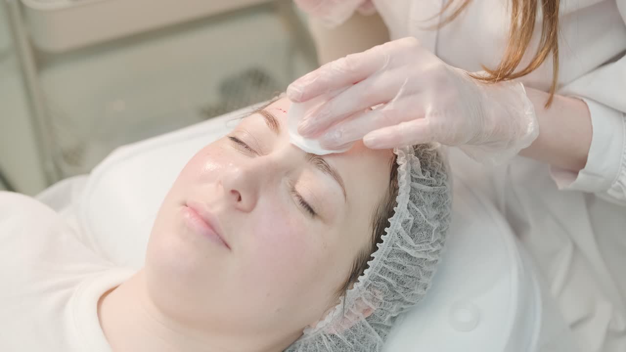 미용사 클리닉에서 얼굴 치료를 받는 여성