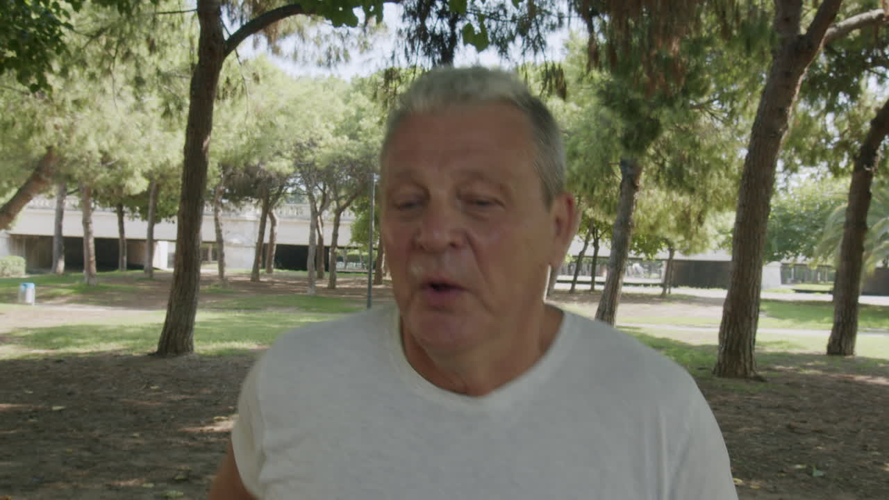 un hombre corre en el parque