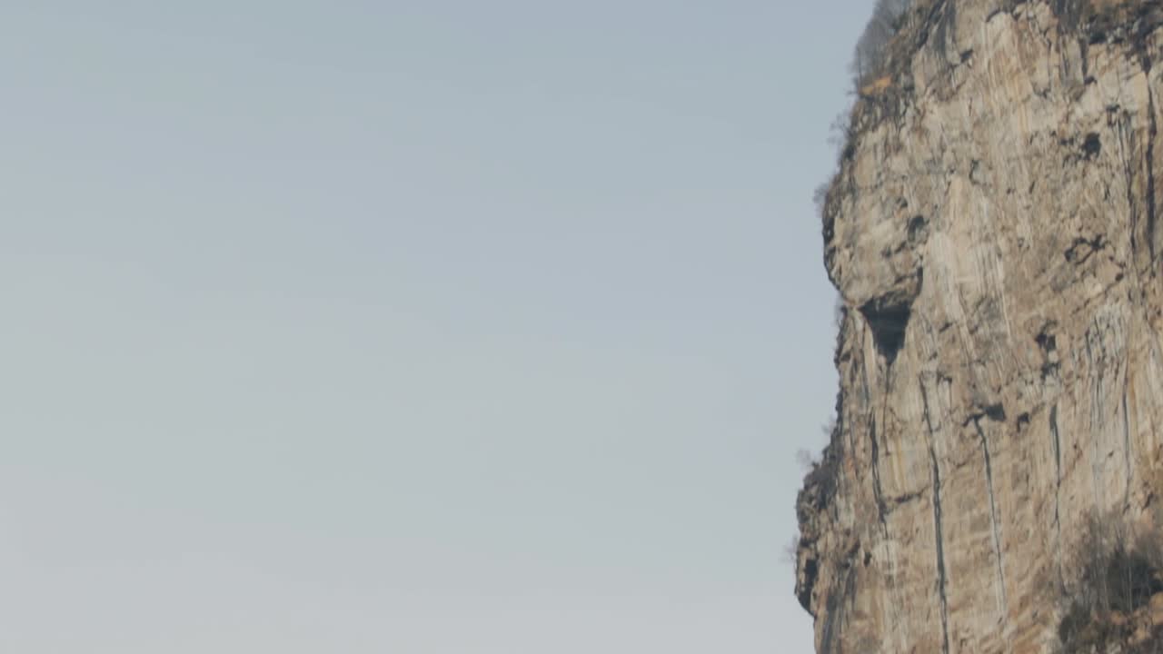 큰 고산 화강암 rockface입니다. 위로 기울이기