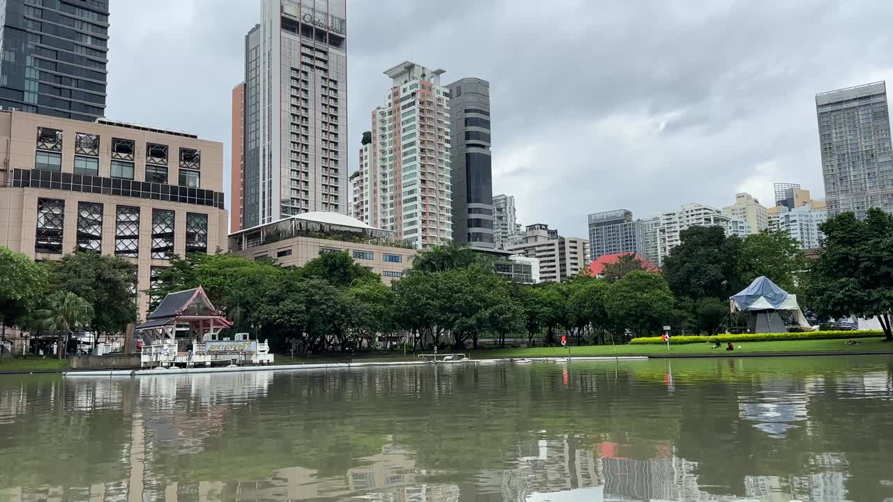 Benchakitti Park Bangkok Teich mit Wolkenkratzer-Skyline-Reflexionen, urbane Naturszene