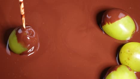 uvas cubiertas de chocolate derretido