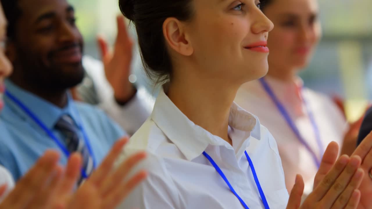 mujer de negocios aplaudiendo un discurso en el seminario de negocios 4k