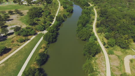 Zementwege-Am-San-Antonio-River