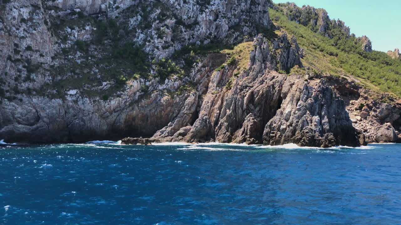 Gita in barca lungo la costa di Palma di Maiorca in una soleggiata giornata estiva