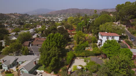 Schieben-Sie-An-Einem-Schönen-Sommertag-über-Häuser-Und-Bäume-In-Der-Wunderschönen-Nachbarschaft-Eagle-Rock-In-Los-Angeles,-Kalifornien