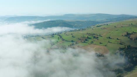 paisaje apocalíptico de las colinas verdes cubiertas de niebla pesada