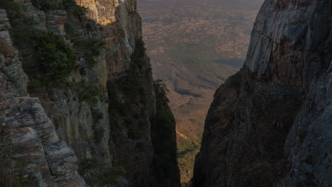 Time-Lapse,-Sunrise-in-Tundavala-Cleft