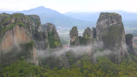 La-Niebla-Se-Eleva-Por-La-Mañana-Alrededor-De-Los-Hermosos-Monasterios-De-Meteora,-Grecia-3