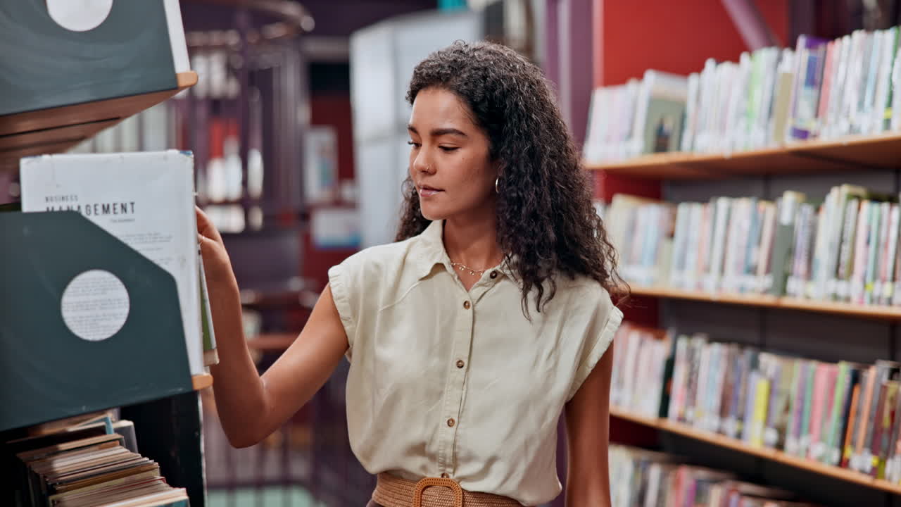 mujer revisando libros en una biblioteca