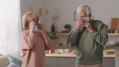 Pareja-De-Ancianos-Poniéndose-Máscaras-Antes-De-Salir-De-Casa