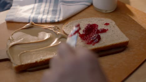 Ein-Klassisches-Erdnussbutter-Gelee-Sandwich-Zubereiten