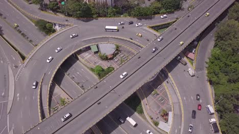 Aufsteigende,-Langsame-Aufnahme-Des-Kreisverkehrs-Von-Agucatala-In-Medellin,-Envigado,-Poblado