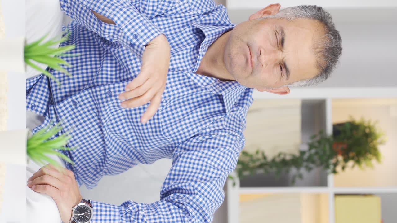 vídeo vertical de un hombre asintiendo con la cabeza de una manera positiva.