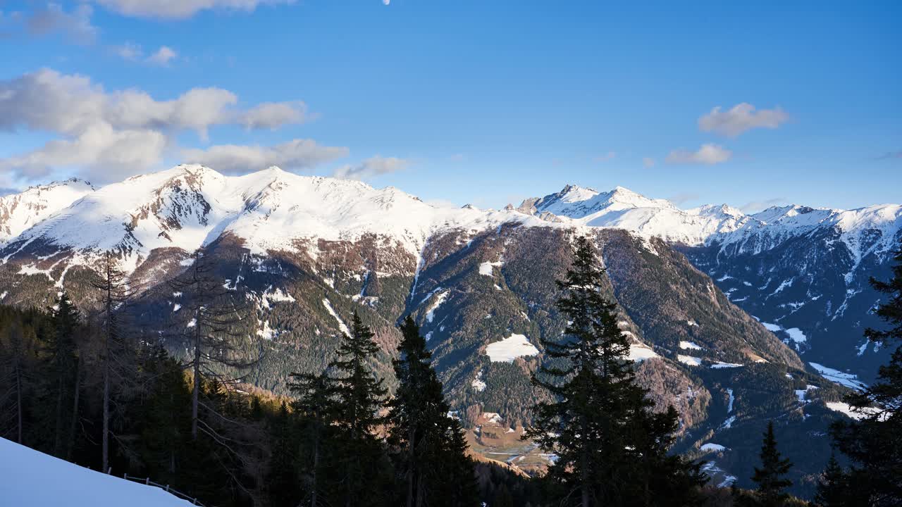 Vista epica di montagne innevate nelle Alpi, time-lapse dal Monte Cavallo in Alto Adige che guarda la Valle dell'Adige in inverno