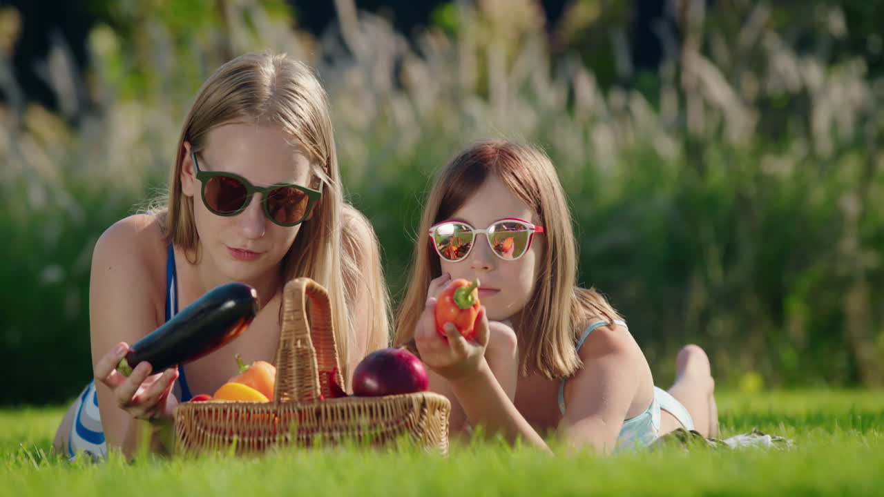 피크닉 에 있는 두 친구, 그 들 근처 에 신선 한 채소 의 바구니