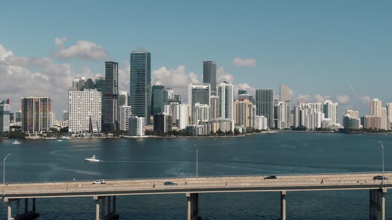 drone aéreo ancho volando sobre el puente - agua hacia el centro de miami 4k