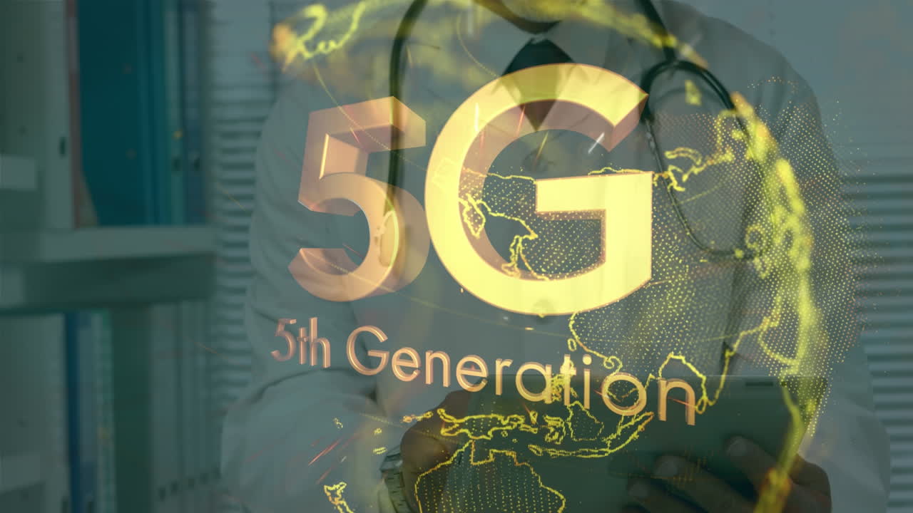 animación de un globo con texto de 5g sobre un médico caucásico usando una tableta