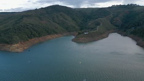 Lago-Calima-Aéreo-Al-Atardecer-Con-Kitesurfistas-A-Distancia