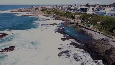 Wunderschönes-Hermanus-Mit-Zerklüfteter-Küste,-Beliebtes-Touristenziel;-Drohne