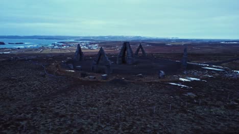 Monumento-De-Piedra-En-El-Campo-De-Invierno