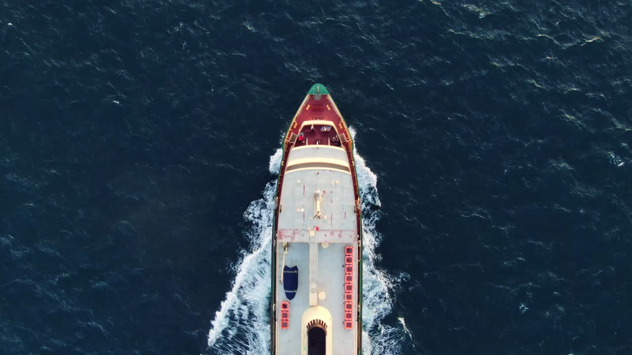 impresionante drone aéreo de alto ángulo, imágenes nocturnas de un ferry de clase de agua dulce que conecta el muelle circular en sydney cbd con el famoso suburbio costero de manly en las playas del norte de sydney.