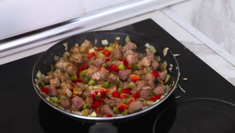 Schweinefleisch-Und-Zwiebeln-In-Einer-Heißen-Pfanne-Kochen