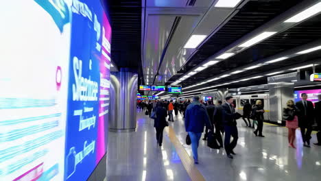estación de metro muy ocupada.