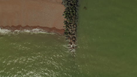 Toma-Aérea-De-Una-Playa-Defendiéndose-Desde-Lo-Alto-Demasiado-Bajo