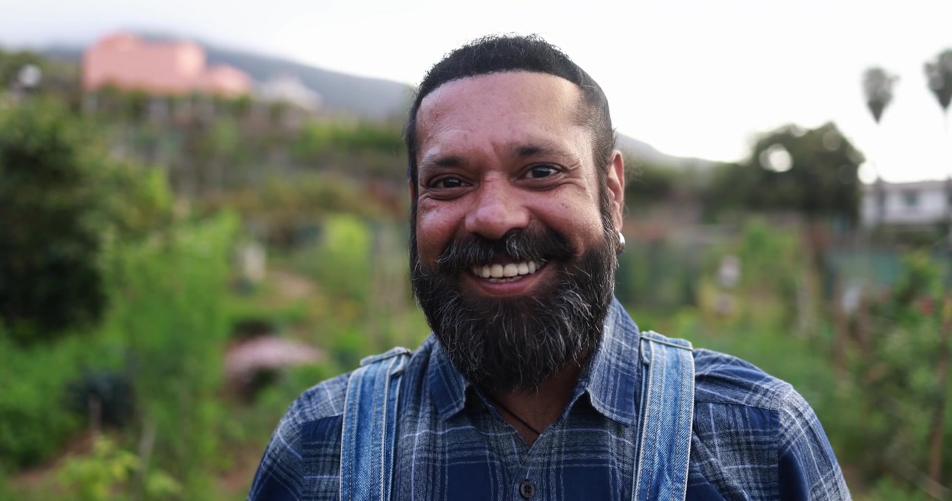 Agricultor Alegre com Barba Sorrindo para a Câmera