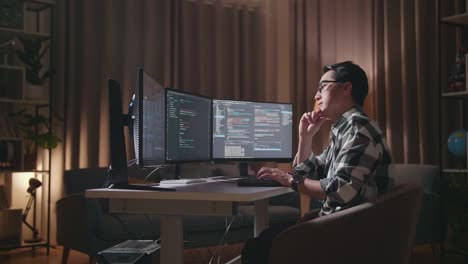 programador trabajando hasta tarde en la noche