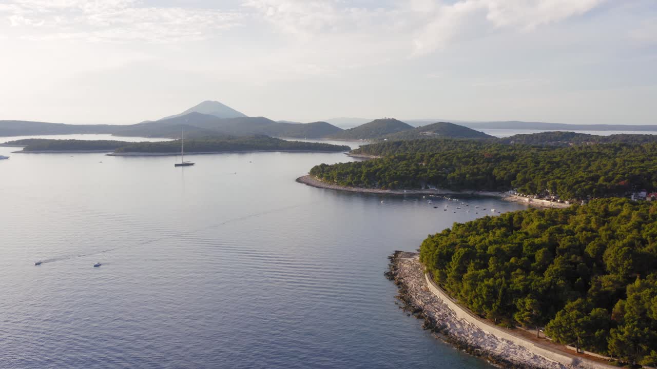 losinj 바위 라운드 해안선, 밝은 날에 잔잔한 바다의 조감도