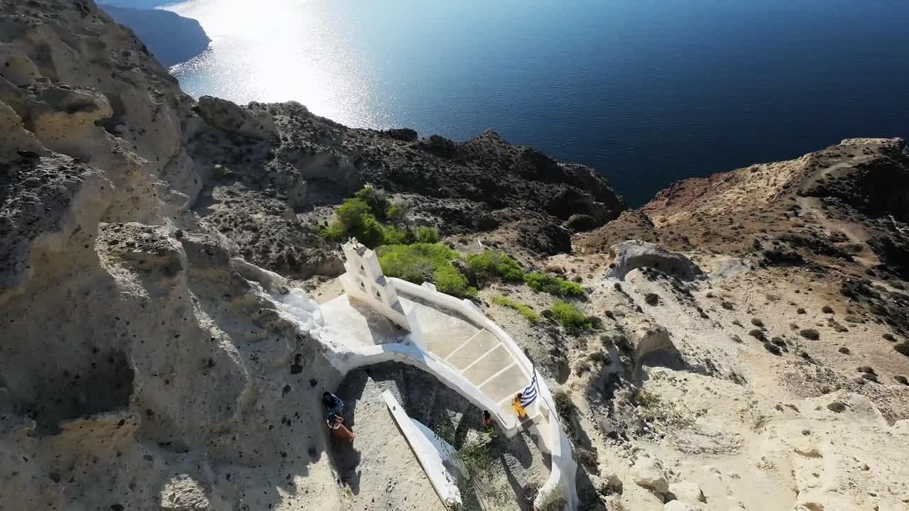 toma aérea cinematográfica de buceo con drones fpv en la famosa caldera de santorini en grecia