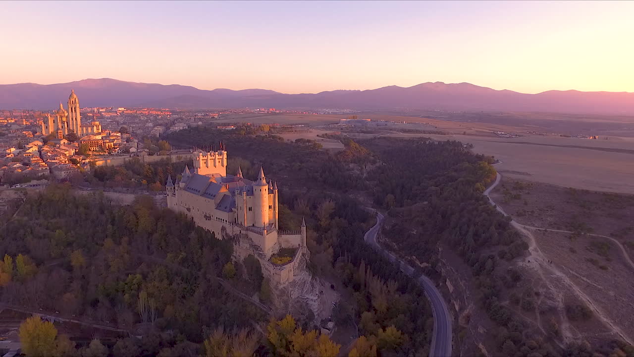 vista aérea del alcázar de segovia y la ciudad durante el otoño con hermosos colores de árboles y puesta de sol