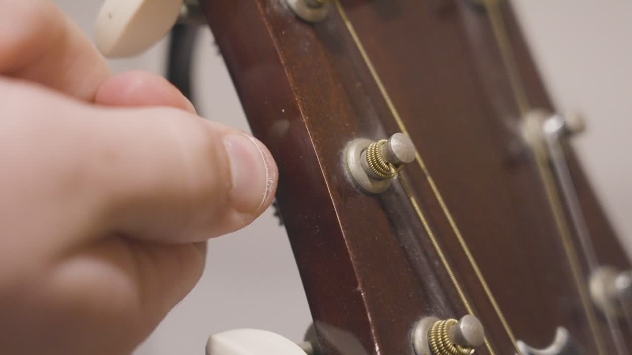 Tuning the strings of a guitar in slow motion
