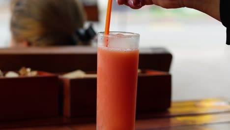 agitar a mano el jugo de sandía con una pajita