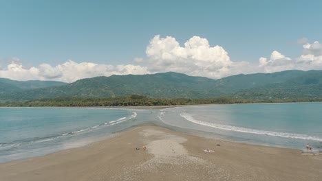 Vuelo-Cercano-Con-Drone-Sobre-La-Orilla-De-La-Playa-Con-Forma-De-Cola-De-Ballena-En-Costa-Rica