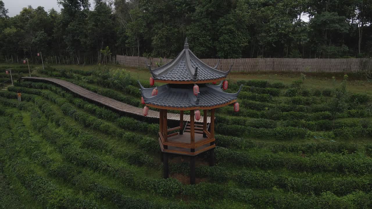 ban rak thai 마을의 조감도는 매 홍 손 지방에서 일몰 동안 중국인 정착지입니다