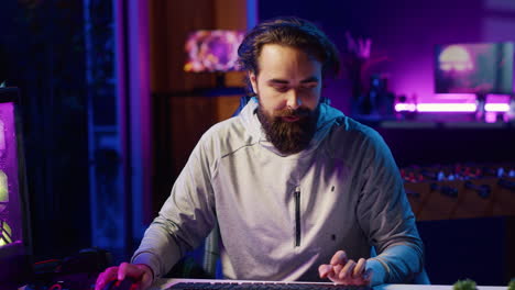 creador de contenido jugando videojuegos en vivo mientras conversa con la audiencia en línea desde un apartamento iluminado con neón